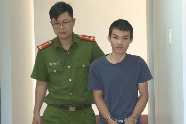 Con trai dam chem cha trong thuong hinh anh