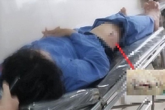 Can bo cuc thue tinh Ninh Binh bi dam trong thuong hinh anh