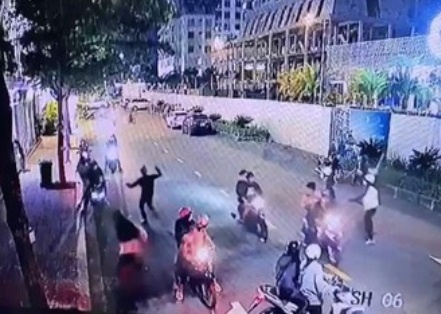 Hai thieu nu mau thuan, hang chuc thanh nien gay roi trat tu cong cong hinh anh