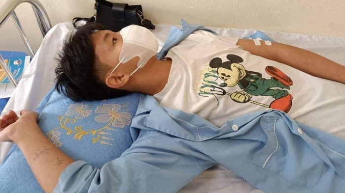 Nam sinh Thai Binh dung dao tu che chem ban de giai quyet mau thuan hinh anh