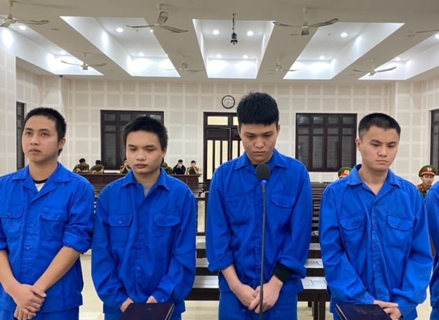 Thanh nien bi danh hoi dong vi hon tay ban gai nguoi khac hinh anh