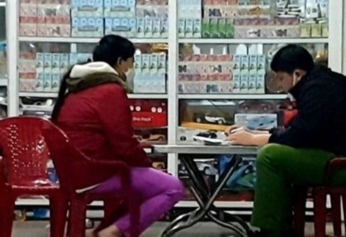 Nguoi phu nu nghi bi sat hai, cuop tai san trong ki-ot hinh anh