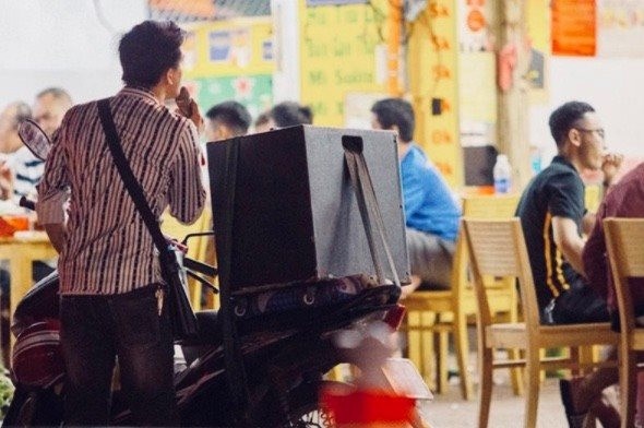 Bi chem gay rang vi mang loa ra truoc cong nha hang xom hat karaoke hinh anh