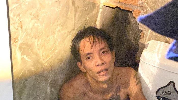 Pha tuong giai cuu trom bi mac ket trong loi thong hoi nha ve sinh hinh anh