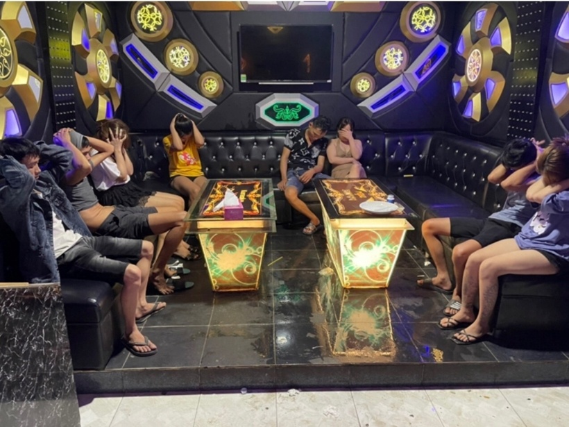 Nhom thanh nien mo tiec ma tuy trong quan karaoke hinh anh