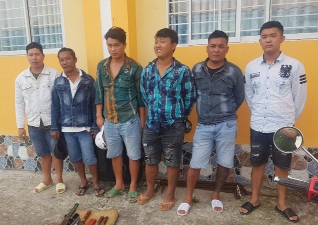 Ngan chan 50 nguoi chuan bi hung khi danh nhau hinh anh