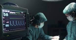 Truy to bac si phau thuat nang nguc chui khien co gai tu vong hinh anh