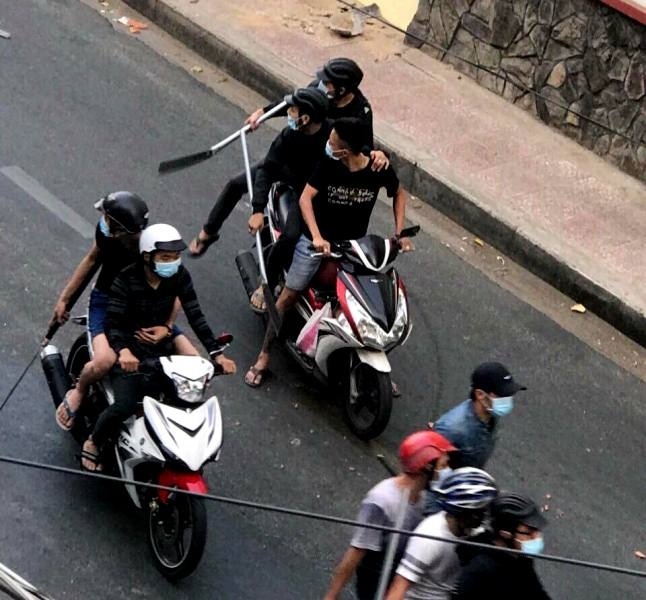 Dieu tra nhom thanh nien mang hung khi chem mot nguoi tren duong hinh anh