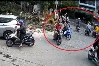 Mau thuan luc da bong, nhom hoc sinh vac hung khi chem nhau hinh anh