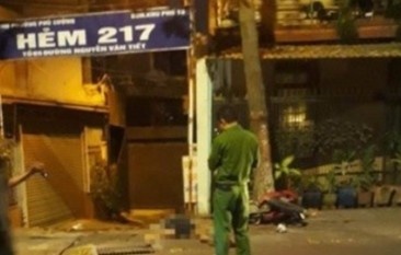 Xe may lao vao goc cay, 1 nguoi tu vong, 1 nguoi bi danh hinh anh