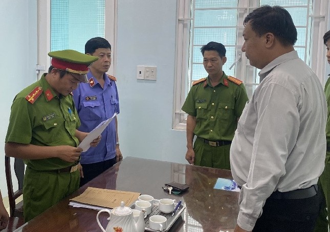 Them 3 nguoi bi bat trong vu quan ly thi truong nhan hoi lo hinh anh