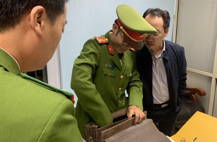 Kham xet phong can bo Cuc Dang kiem, lo 2 coc tien nguyen seri hinh anh