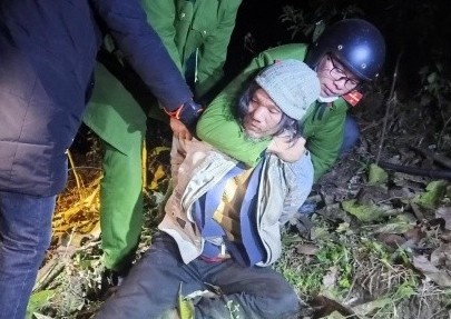 Vuot rung bat nghi pham giet nguoi trong dem hinh anh