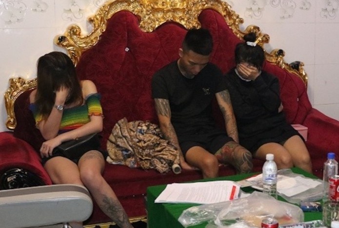 22 nguoi tu tap bay lac trong quan karaoke Ve Hao hinh anh