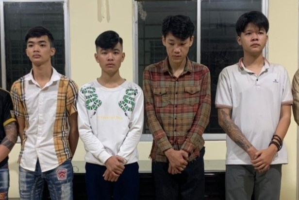 Hai nhom thanh nien mau thuan tu tieng net po xe hinh anh