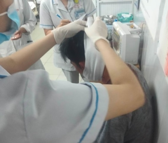 Nhom thanh nien danh hoi dong cap vo chong hinh anh
