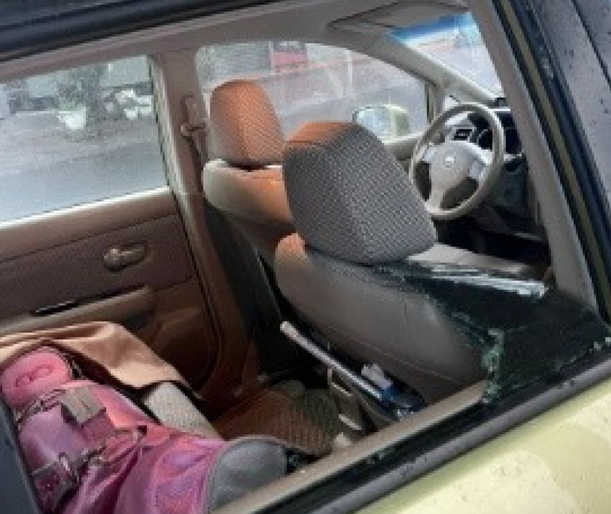 Dap vo kinh oto lay trom mon qua Tet tri gia 2 trieu dong hinh anh