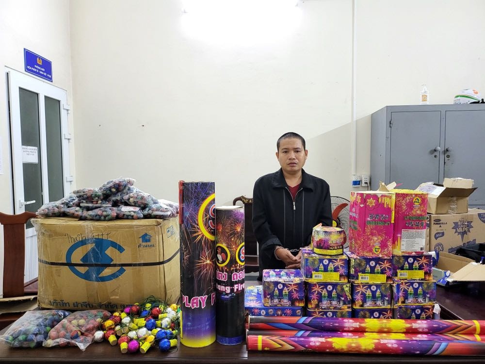 Bat nhom buon 100 kg phao, thu giu 3 khau sung hinh anh