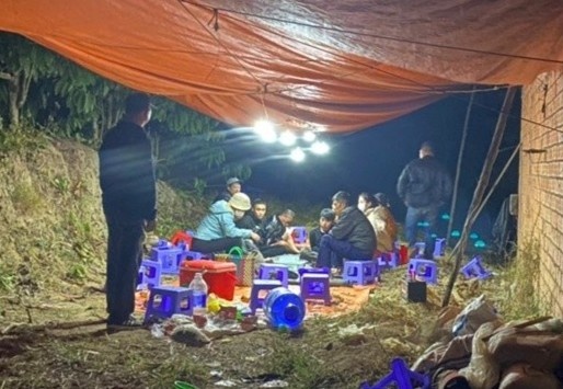 Canh sat loi suoi, du day tren vach nui bat qua tang nhom danh bac hinh anh