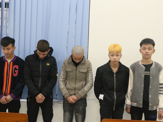 Nhom 'quai xe' boc dau xe may, quay clip cau view hinh anh