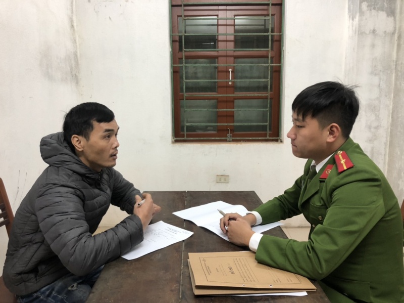 Bat giu nhom mua ban nguoi duoi 16 tuoi vao quan karaoke hinh anh