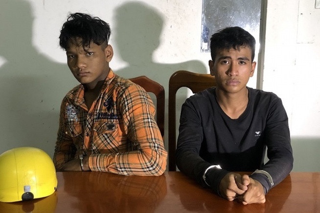 Bat giu 2 nghi pham dung hung khi chem nguoi hinh anh