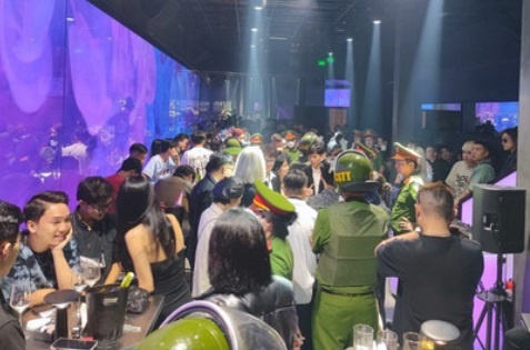 5 khach va nhan vien duong tinh ma tuy trong quan bar moi mo hinh anh