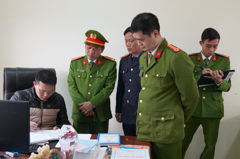 Khoi to 10 bi can tai Trung tam Dang kiem xe co gioi o Hoa Binh hinh anh