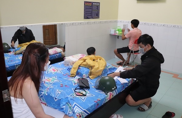 3 doi nam nu mua ban dam trong nha nghi hinh anh