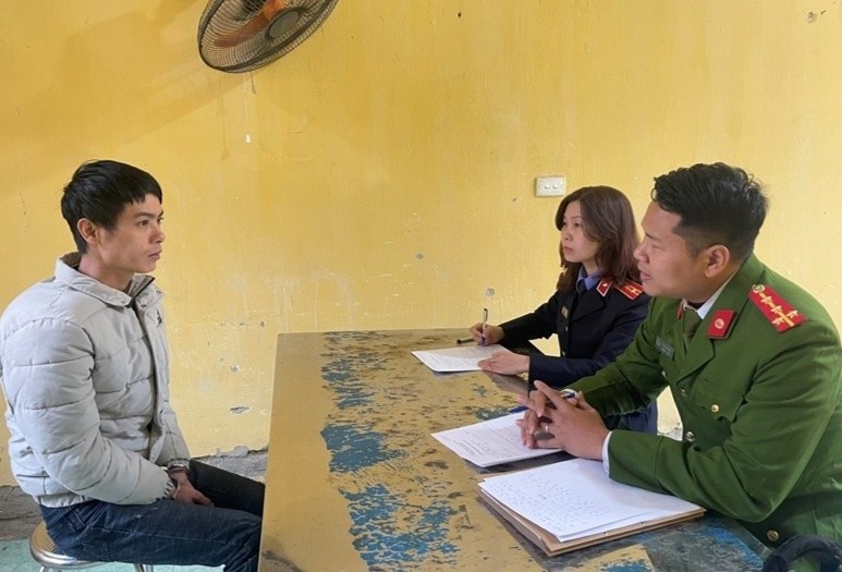 Khoi to nguoi dung dao tan cong tai xe xe om, cuop tai san hinh anh