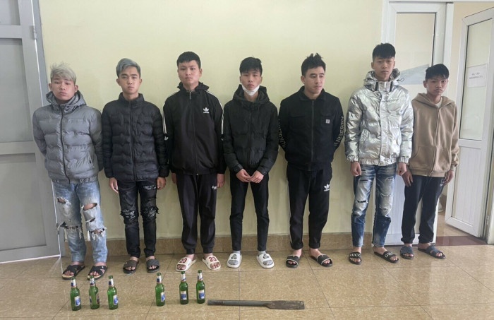 Chan bat 2 nhom tuoi teen hen nhau hon chien hinh anh