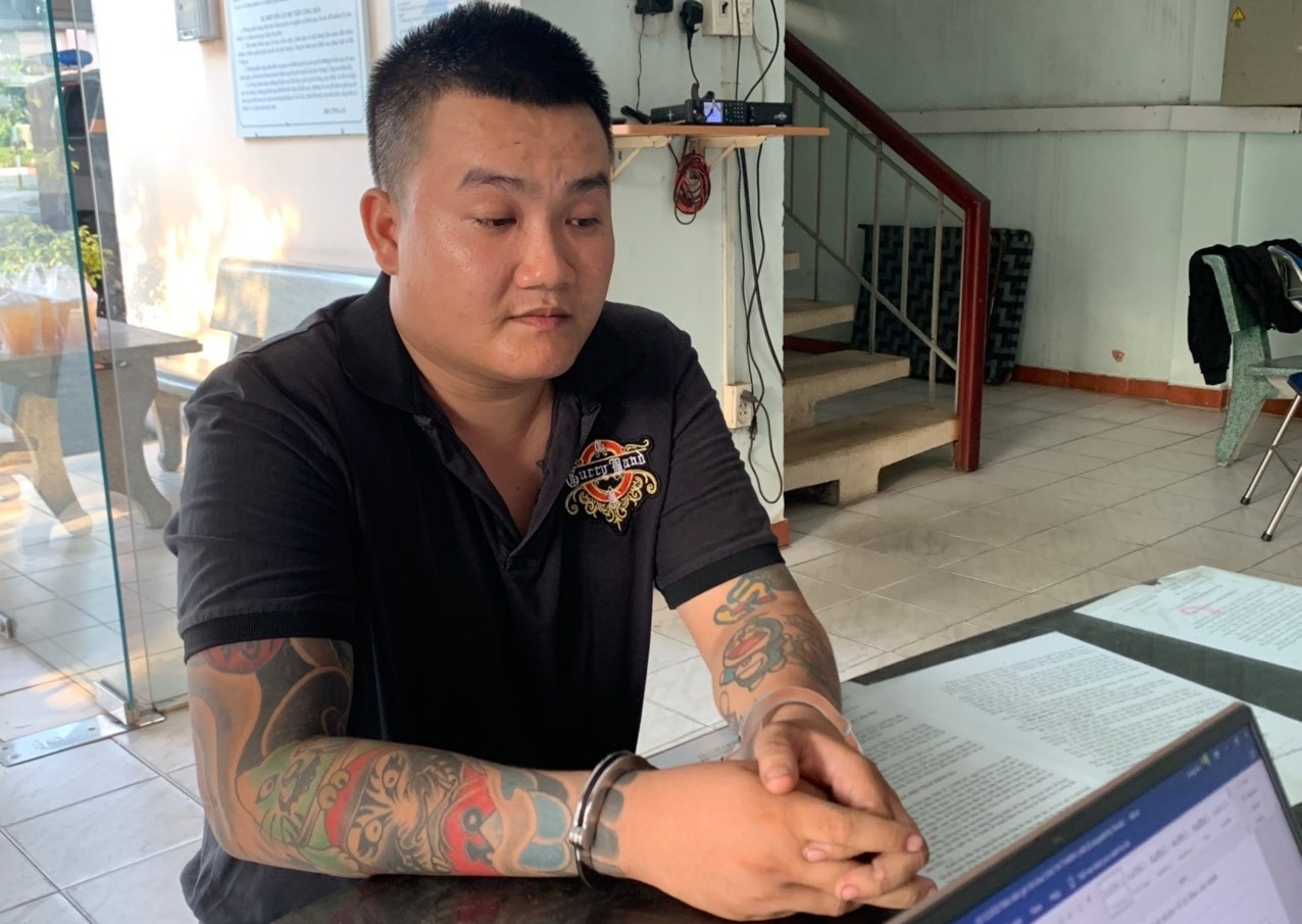 Nam thanh nien tang tru nhieu vu khi nguy hiem hinh anh