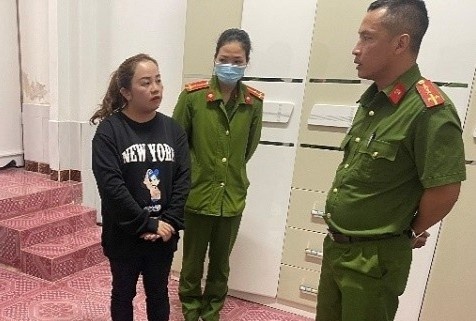 Nguoi phu nu gio tro gop hui de lua dao hinh anh