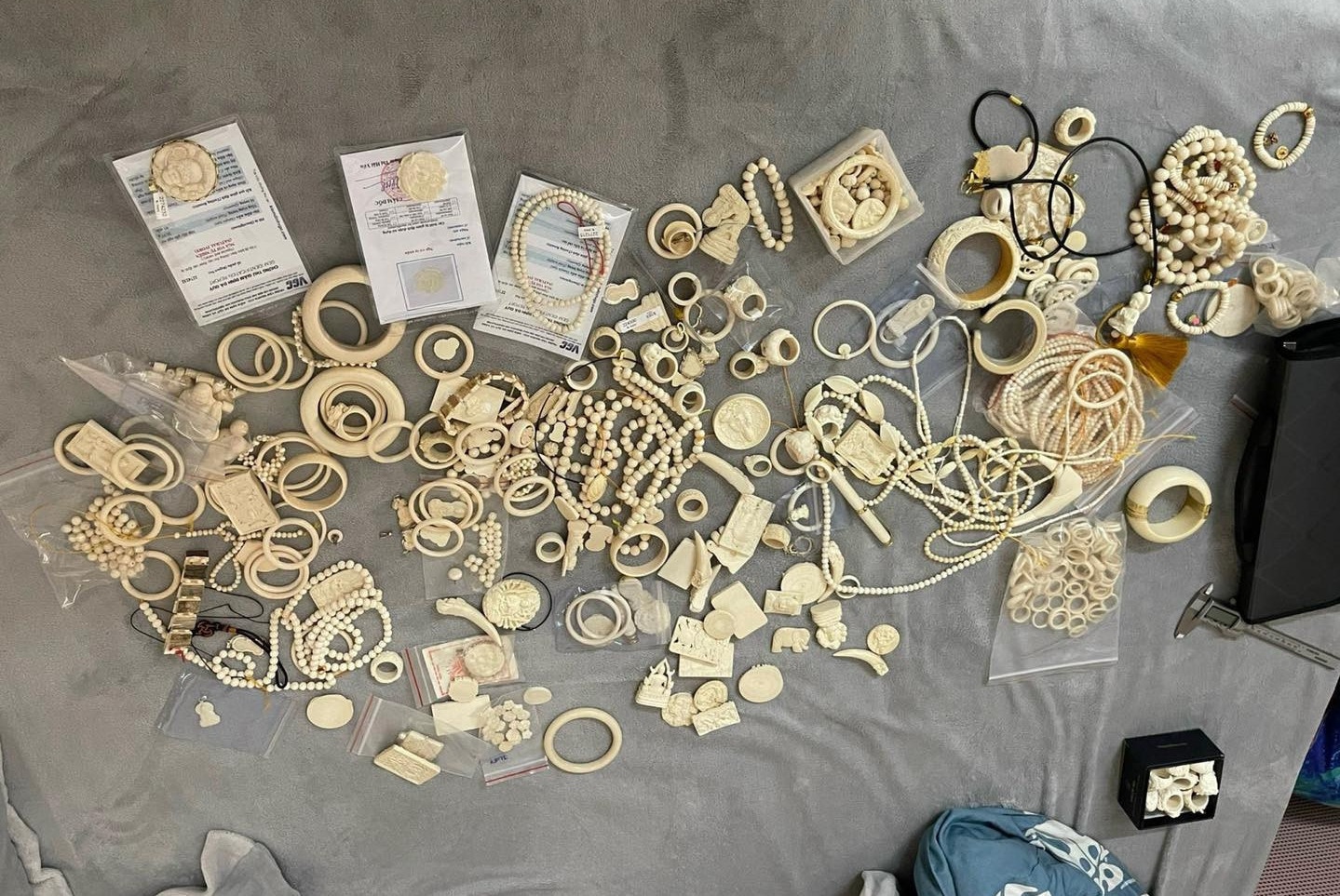 Bat qua tang thanh nien mua trang suc lam bang nga voi, mong ho hinh anh