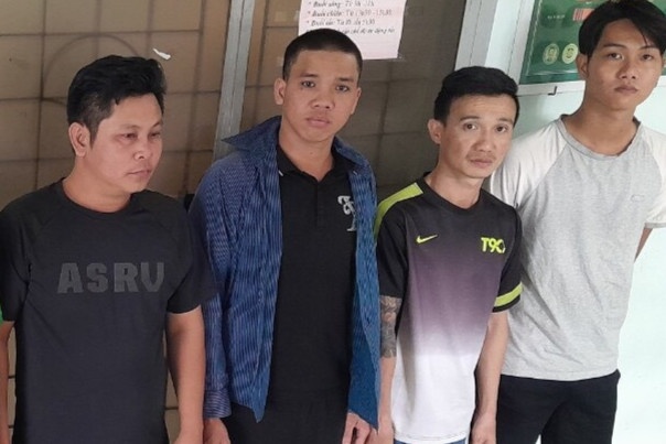 Bat giu nhom nghi pham danh nhau sau va cham giao thong hinh anh