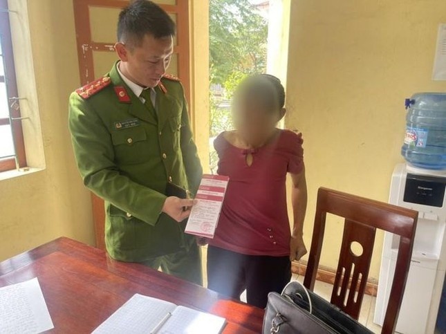 Cu ba suyt bi cong an dom lua 3 so tiet kiem hinh anh