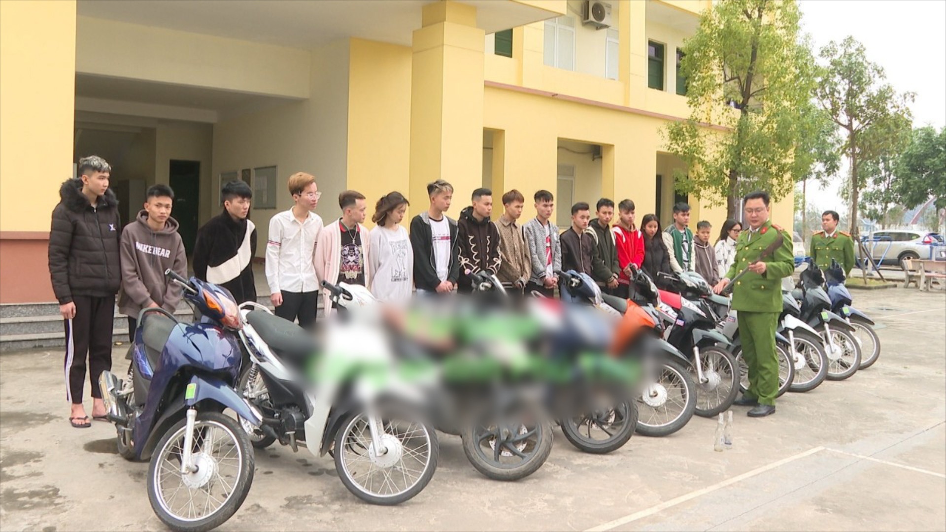 Khoi to nhom thanh nien chan danh nguoi di xe may bien so Vinh Phuc hinh anh