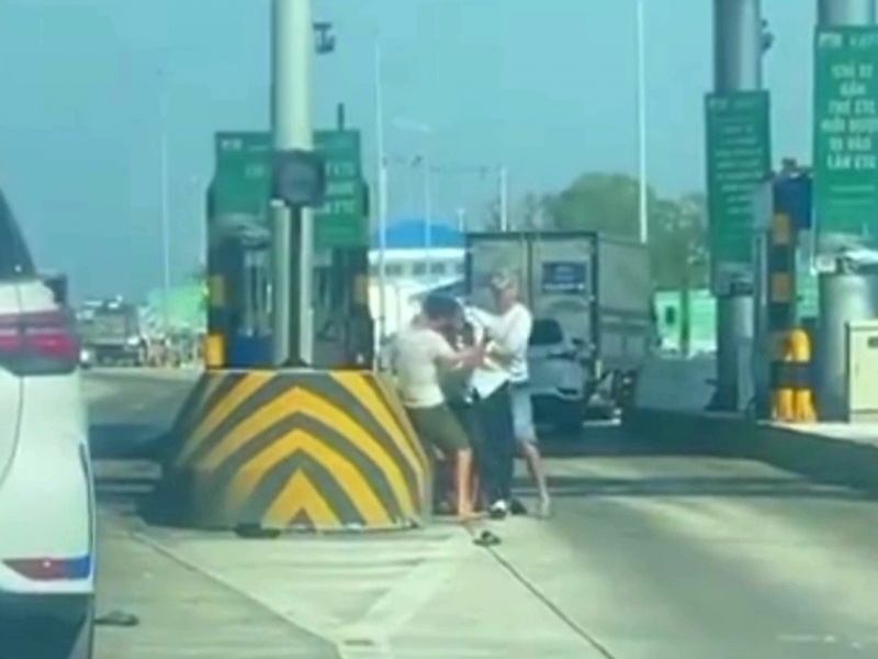 3 nguoi au da tai tram thu phi nghi do chen ep tren cao toc hinh anh