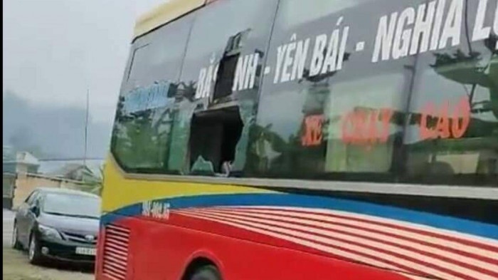 Tai xe va phu xe giuong nam bi danh nhap vien sau va cham hinh anh