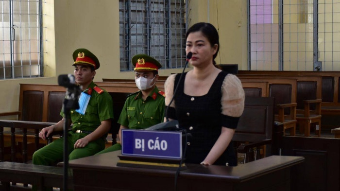 Nguoi phu nu du do nhan tinh uong bia pha thuoc ngu, cuop tai san hinh anh