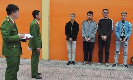 Tron thuoc lao, phun nuoc vao co My de tang khoi luong hinh anh