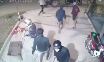 Bi nhom nguoi vac dao den nha vi nhan tin nhay cam voi vo ban hinh anh