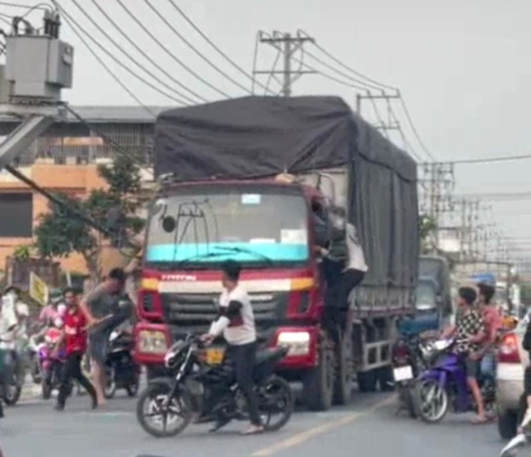 Dap pha xe dau keo vi nghi bi tat dau hinh anh