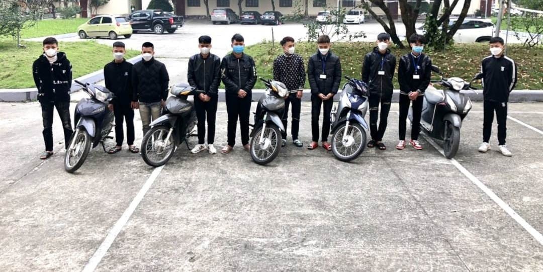Mang hung khi duoi danh nhau nao loan duong pho, 10 nguoi bi khoi to hinh anh