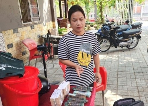 Nguoi phu nu lua chay an hon mot ty dong hinh anh