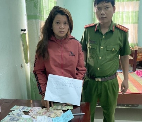 Nguoi phu nu co 5 tien an trom tien, keo le ba ban rau tren duong hinh anh