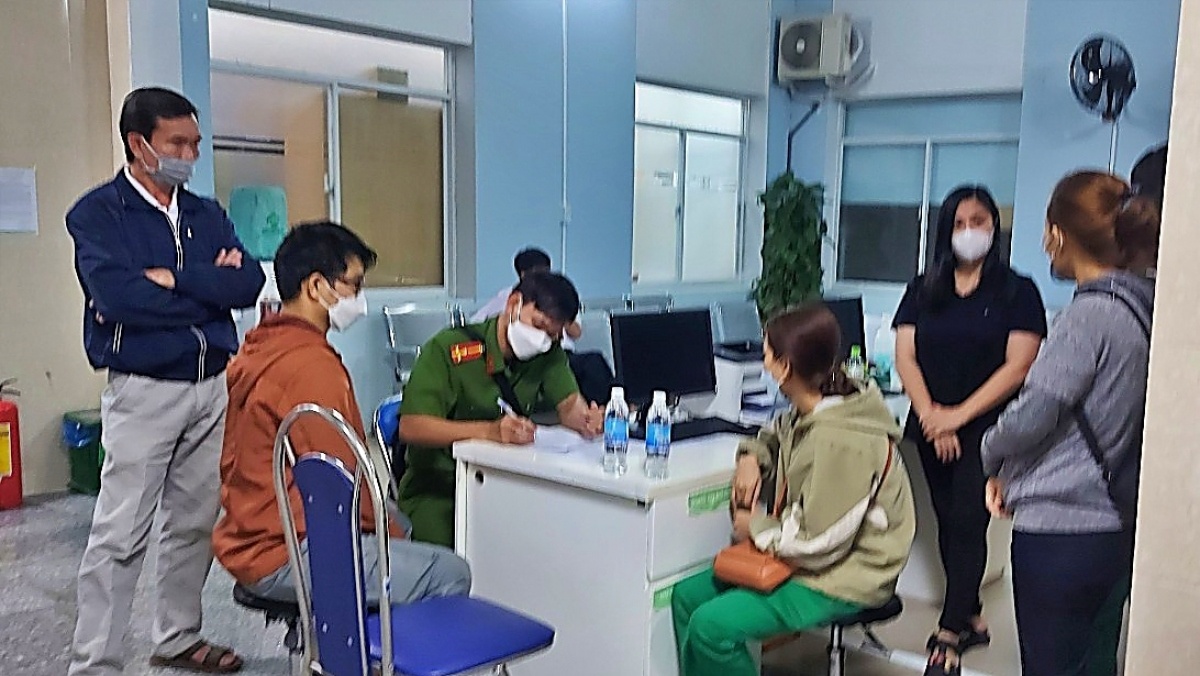 Be trai 2 tuoi bat ngo tu vong tai truong mam non hinh anh