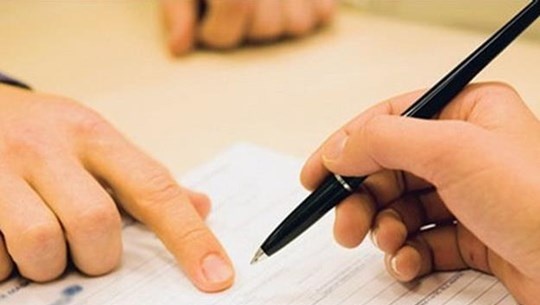 Truy to 2 bi can lam gia ho so de cam co oto tu lai hinh anh