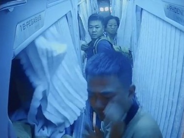 Vu bi danh vi khong dung xe cho khach di ve sinh: Tai xe rut don bai nai hinh anh