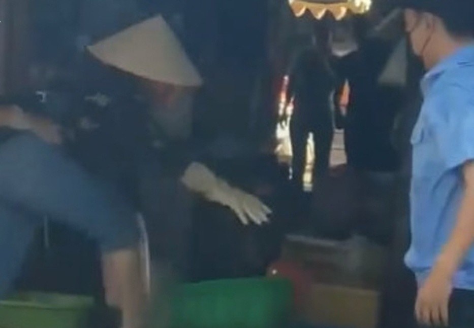 Nhom nguoi xo xat voi tieu thuong trong cho o Binh Phuoc hinh anh